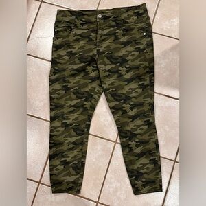 Women’s No Boundries Camo Jeans Size 21